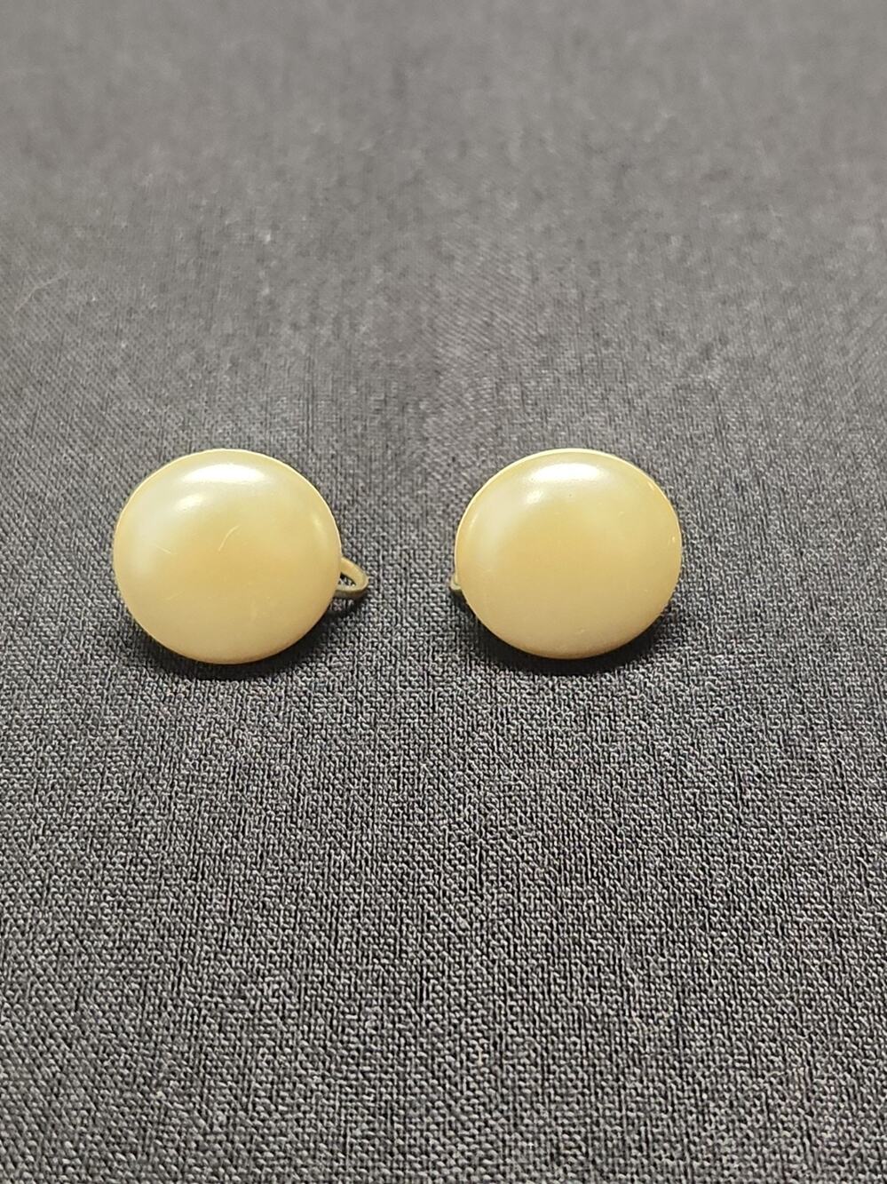 Vintage 1940s 1950s Cream Pearlized Button Screw Back Earrings Unmarked